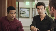 v.li.: Junior Reigns (Beulah Koale), Adam Noshimuri (Ian Anthony Dale), Steve McGarrett (Alex O'Loughlin)