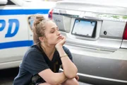 Da keine Toilette in der Nähe ist, pinkelt Jessa (Jemima Kirke) am hellichten Tag einfach zwischen zwei parkenden Autos.