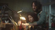 Saïd hilft seinem Vater bei der Reparatur eines Rosenkranzes.