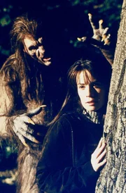 Piper (Holly Marie Combs) ahnt nicht, dass ein "Wendigo" hinter ihr her ist ...