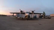 Das Flugzeug auf der Startbahn.