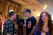 DJ Dominik (Ivan Barišic, M.) und der verwaisten Hofbesitzer Linus (Arne Kübler, l.) haben beide Interesse an Ramona Sperr (Julia Grasmugg, r.).