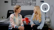 Anna Planken (l) trifft Romina, die mit Erotik-Fotos auf einer Internet-Seite Geld verdient.