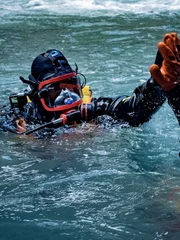 Paul Richardson und Mark Stamper geben sich im Wasser die Hand.