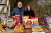 Björn Freitag (l) lässt sich von Jill Eichhorn vom Öko-Test über die Inhaltstoffe von TK-Pommes aufklären.