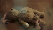 Der Teddybär sieht ziemlich übel aus.