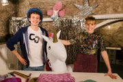 Julian möchte sein eigenes Glitzer-T-shirt basteln. Elisa ist riesiger Glitzerfan und hilft ihm natürlich dabei.