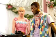 Als Weddingplanner schleichen sich Parker (Beth Riesgraf) und Alec Hardison (Aldis Hodge) in die uneinnehmbare Festung eines italienischen Mafiabosses ein.
