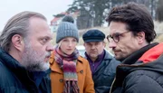 Thies (Jan-Gregor Kemp, li.) traut Jens Jeschen (Oliver Mommsen, re.) nicht! Katharina (Tanja Wedhorn) und Malte  (Frank Auerbach) beobachten die angespannte Situation.