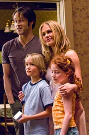 Vampir als Babysitter: Stephen Moyer als Bill Compton, Alec Gray als Coby Fowler, Anna Paquin als Sookie Stackhouse, Laurel Weber als Lisa Fowler.