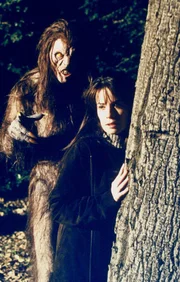 Piper (Holly Marie Combs, r.) wird von einem "Wendigo" angegriffen ...