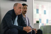Zeitzeuge Udo Winkler (Manfred Möck, li.) sitzt zusammen mit Herrn Chung (Ill- Young Kim) im Unterricht.