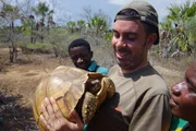 Miguel Pedrono mit einer Angonoka - der seltensten Schildkröte der Welt. Miguel Pedrono mit einer Angonoka - der seltensten Schildkröte der Welt.
