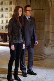 Root (Amy Acker, l.); Harold Finch (Michael Emerson, r.)
