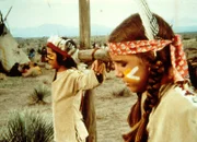 Nachdem die Indianer erkannt haben, dass Laura (Melissa Gilbert, r.) und Albert (Matthew Laborteaux, l.) nicht echt sind, werden beide an den Marterpfahl gebunden ...