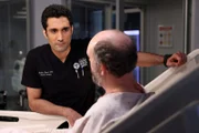 Er berät seinen Patienten: Dominic Rains als Dr. Crockett Marcel