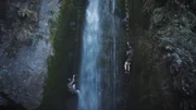 Zwei Personen in der Nähe eines Wasserfalls