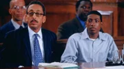 Verteidiger Halpert (Gregory Hines, 2.v.li.) geht klar von einer Diskriminierung seines Mandanten Stevie Thomas (Chad Tucker, re.) von Seiten der Polizei aus. Er sieht in der Ungleichbehandlung der Polizei einen mildernden Umstand und Aussichten auf einen Freispruch für Stevie...