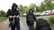 Das junge Elternpaar Jasmin und Maik beim Spaziergang mit dem Baby