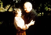 Reverend Alden (Dabbs Greer, r.) stellt Anna Craig (Iris Korn, l.) zur Rede. Sie war nicht am verabredeten Treffpunkt und wirkt völlig verändert.