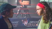 Maxi (Kiana Ben Attou, re.) und Karl (Lance Gernot Simon) überlegen, wie sie an das nächste Kartenstück kommen. Dafür müssen sie an dem Wrestler Tony Hoppe vorbei.