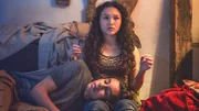 Leon (Dean-Ryan Kuhlig, li.) glaubt fest daran zusammen mit Io (Clara Jaschob) alles schaffen zu können, sogar eine Fernbeziehung.