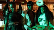 Arabella (Michaela Coel, l.)