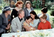 Erschöpft ist Kiki (Thy-Anh Cao) am Ende des Erntedankfestes eingeschlafen. Ami (Ursula Hinrichs), Hexe (Marleen Lohse), Jan Kruse (Reinhard Krökel), Lisa (Katharina Wäschenbach), Carla (Simone Ritscher), Tobias (Tim Küchler), Timo (Marco Soumikh), v.l.