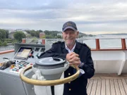 Kiel in Deutschland. Kapitän Morten Hansen auf der Brücke.
