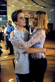 Malcolm (Frankie Muniz) und Alison (Brittany Finamore) kommen sich auf dem Schulball ein klein wenig näher.