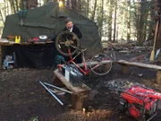 Noah Brown arbeitet an einem Fahrradgenerator.