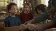 Roy bringt seinen kautten Teddybären zur Reperatur.