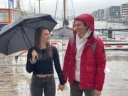 Bremerhaven in Deutschland. Famulant Eric Bauer trifft seine Freundin Vivi. Sie kommt extra aus Münster hergefahren, um ihn zu sehen.
