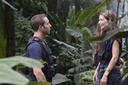 McGarrett (Alex O'Loughlin, l.) nutzt den Fall, um den Richter dazu zu bringen, das Verfahren gegen Alicia Brown (Claire Forlani, r.) aufzuschieben, da das Five-0 Team dringend ihre Expertise als Profilerin f&uuml;r die Suche nach dem M&ouml;rder braucht ...