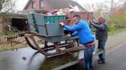 Von links: Werner, Trödel-Experte Mauro Corradino und Karsten beim Schlittentransport.