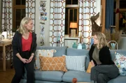 Mona (Jana Hora-Goosmann, l.) hat Verständnis, dass Sara (Antonia Jungwirth, r.) sich plötzlich für ihre Vergangenheit interessiert.