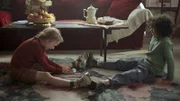Saïd und Anna geben dem Hamster Freilauf.