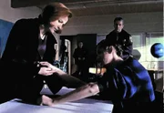 Scully (Gillian Anderson, l.) versucht festzustellen, ob der 16-jährige Bobby (Chad Lindberg, r.), der des Mordes an seinem Stiefvater verdächtigt wird, drogensüchtig ist.