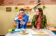 Chris und Melly lassen Küchengegenstände schweben.