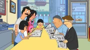 Bob (l.), Linda (3.v.l.), Louise (M.), Gene (3.v.r.), Tina (2.v.l.) und ein paar Gäste sind entsetzt, als sie die negative Rezension von Moody Foodie in der Zeitung lesen ...