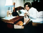 Verzweifelt greift Mary Ellen (Judy Norton-Taylor) zu Medikamenten, um etwas Schlaf zu finden. Doch die Aufputschmittel, die sie tagelang genommen hat, lassen sie nicht zur Ruhe kommen.