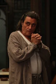 18 Menschen hat Leigh Emerson (Ian McShane) an Weihnachten getötet und er sieht sein Werk noch nicht als vollendet.