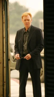 Eine junge Frau wurde über das Geländer eines Parkhauses geworfen. Horatio (David Caruso) und sein Team stellen fest, dass die Frau jedoch offenbar schon vor dem Sturz tot war...