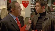 Capitano Anceschi (Flavio Insinna, r.) und Maresciallo Cecchini (Nino Frassica) ermitteln undercover in einer Speed Dating Bar.