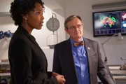 Beginnend mit einer neuen Autopsie durch Ducky (David McCallum, r.), nimmt das NCIS-Team die Ermittlungen zu einem zehn Jahre alten Mordfall wieder auf. Anwältin Jessica Schaeffer (Hilary Ward, l.) ist der Überzeugung, dass ihr Mandant dafür zu Unrecht im Gefängnis sitzt.