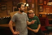 Charlie Kelly (Charlie Day, l.); Frank Reynolds (Danny DeVito, r.)