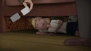 Fritzi versteckt sich vor den Männern, die in Sophies Wohnung eingebrochen sind.