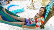 Klaus "hängt ab" in der Parzelle "Zum friedlichen Nachbarn".