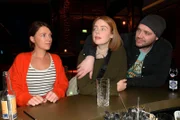 Lilly (Iris Mareike Steen, l.), Toni (Olivia Marei) und Erik (Patrick Heinrich) wundern sich über Nihats geringes Interesse an Lilly. Er scheint einen neuen Freund gefunden zu haben.
