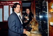 Kommissar Moser und Rex schenken der blinden Zeugin Brigitte einen Schäferhund-Welpen.